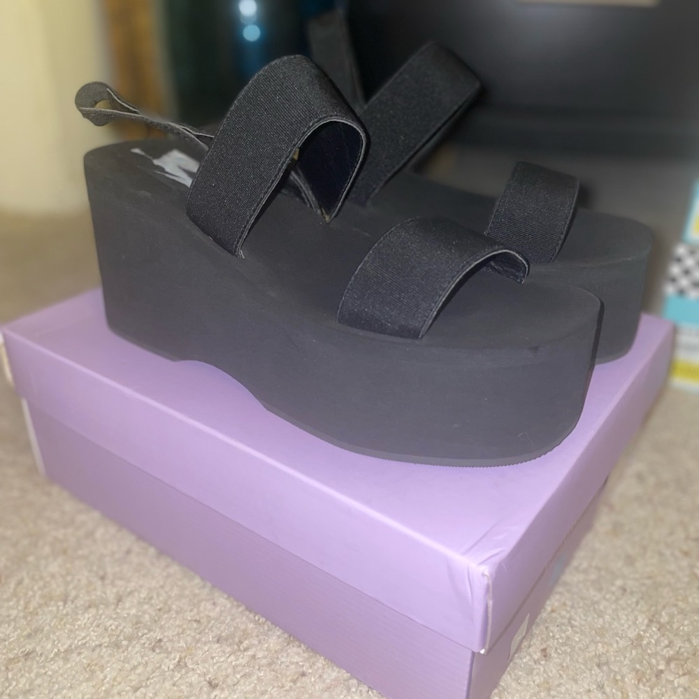 madden girl black wedge